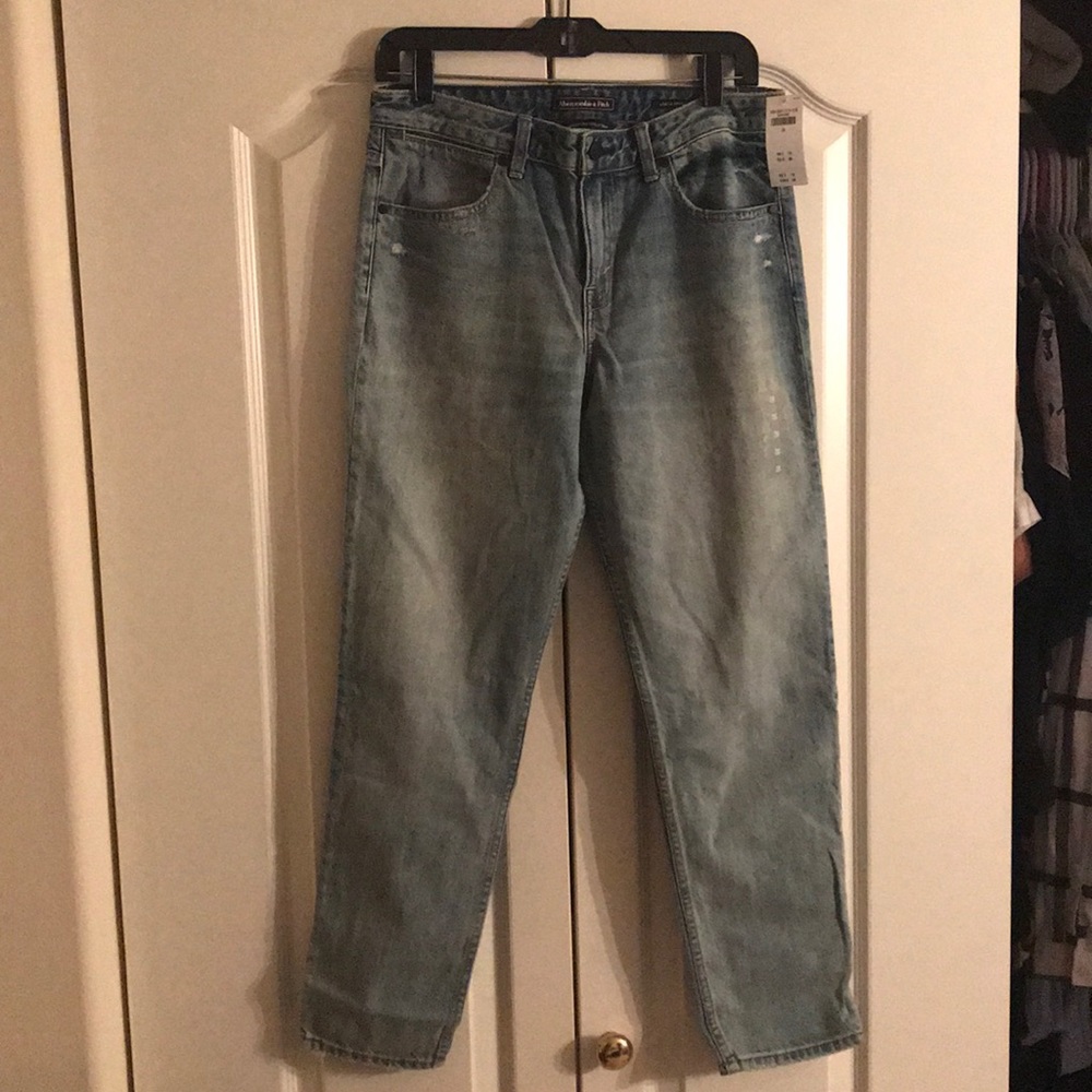 NWT A&F Ankle Straight Jean size 28